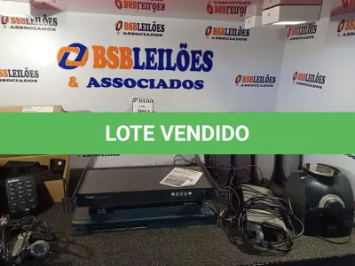 LOTE 093 - 03 SWITCHES, 02 ANTENAS DIGITAL PHILIPS, 01 CAIXA COM 12 HEADSATS, 01 BASE DE LIQUIDIFICADOR E VÁRIAS CAIXINHAS DE SOM. (NO ESTADO) ATENÇÃO! FAZER A VISITAÇÃO ANTES DE ARREMATAR, NÃO SABEMOS SE FUNCIONA. LEILÃO NÃO TEM GARANTIA E NEM DEVOLUÇÃO, SUJEITO A POSSÍVEIS AVARIAS VISÍVEIS/OCULTAS E/OU AUSÊNCIA DE COMPONENTES.