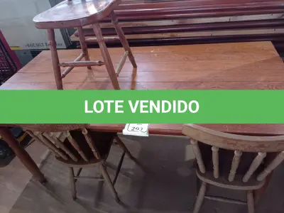 LOTE 293 - 01 MESA EM MADEIRA COM 03 CADEIRAS. (NO ESTADO) ATENÇÃO! FAZER A VISITAÇÃO ANTES DE ARREMATAR, NÃO SABEMOS SE FUNCIONA. LEILÃO NÃO TEM GARANTIA E NEM DEVOLUÇÃO, SUJEITO A POSSÍVEIS AVARIAS VISÍVEIS/OCULTAS E/OU AUSÊNCIA DE COMPONENTES.