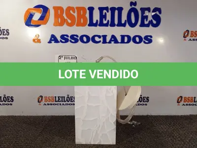 LOTE 073 - 02 REFLETORES LUZ NEGRA UV EFEITO NEOW DE 100W E 01 LUSTRE DE ACRÍLICO COM LÂMPADA. (NO ESTADO) ATENÇÃO! FAZER A VISITAÇÃO ANTES DE ARREMATAR, NÃO SABEMOS SE FUNCIONA. LEILÃO NÃO TEM GARANTIA E NEM DEVOLUÇÃO, SUJEITO A POSSÍVEIS AVARIAS VISÍVEIS/OCULTAS E/OU AUSÊNCIA DE COMPONENTES.
