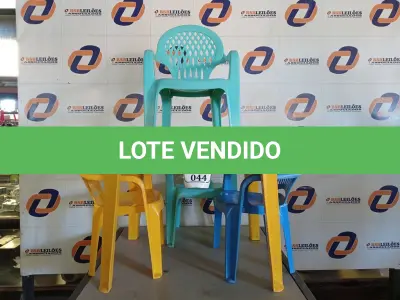 LOTE 044 - 01 MESA DE PLÁSTICO COM 04 CADEIRAS INFANTIL. (NO ESTADO) ATENÇÃO! FAZER A VISITAÇÃO ANTES DE ARREMATAR, NÃO SABEMOS SE FUNCIONA. LEILÃO NÃO TEM GARANTIA E NEM DEVOLUÇÃO, SUJEITO A POSSÍVEIS AVARIAS VISÍVEIS/OCULTAS E/OU AUSÊNCIA DE COMPONENTES.