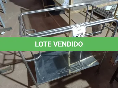 LOTE 289 - 01 CARRINHO EM INOX COM RODINHAS. (NO ESTADO) ATENÇÃO! FAZER A VISITAÇÃO ANTES DE ARREMATAR, NÃO SABEMOS SE FUNCIONA. LEILÃO NÃO TEM GARANTIA E NEM DEVOLUÇÃO, SUJEITO A POSSÍVEIS AVARIAS VISÍVEIS/OCULTAS E/OU AUSÊNCIA DE COMPONENTES.