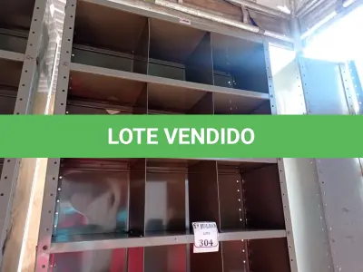 LOTE 304 - 01 ESTANTE DE AÇO COM 07 PRATELEIRAS. (NO ESTADO) ATENÇÃO! FAZER A VISITAÇÃO ANTES DE ARREMATAR, NÃO SABEMOS SE FUNCIONA. LEILÃO NÃO TEM GARANTIA E NEM DEVOLUÇÃO, SUJEITO A POSSÍVEIS AVARIAS VISÍVEIS/OCULTAS E/OU AUSÊNCIA DE COMPONENTES.