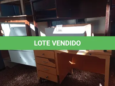 LOTE 306 - 01 LOTE COM 06 MESAS DIVERSAS E 01 ARMÁRIO BRANCO. (NO ESTADO) ATENÇÃO! FAZER A VISITAÇÃO ANTES DE ARREMATAR, NÃO SABEMOS SE FUNCIONA. LEILÃO NÃO TEM GARANTIA E NEM DEVOLUÇÃO, SUJEITO A POSSÍVEIS AVARIAS VISÍVEIS/OCULTAS E/OU AUSÊNCIA DE COMPONENTES.