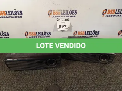 LOTE 097 - 02 PROJETORES MARCA OPTMA. (NO ESTADO) ATENÇÃO! FAZER A VISITAÇÃO ANTES DE ARREMATAR, NÃO SABEMOS SE FUNCIONA. LEILÃO NÃO TEM GARANTIA E NEM DEVOLUÇÃO, SUJEITO A POSSÍVEIS AVARIAS VISÍVEIS/OCULTAS E/OU AUSÊNCIA DE COMPONENTES.