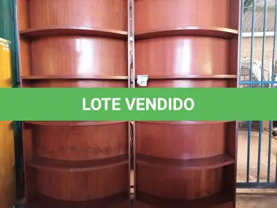 LOTE 257 - 02 ESTANTES EM MADEIRA. (NO ESTADO) ATENÇÃO! FAZER A VISITAÇÃO ANTES DE ARREMATAR, NÃO SABEMOS SE FUNCIONA. LEILÃO NÃO TEM GARANTIA E NEM DEVOLUÇÃO, SUJEITO A POSSÍVEIS AVARIAS VISÍVEIS/OCULTAS E/OU AUSÊNCIA DE COMPONENTES.