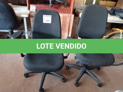 LOTE 299 - 02 CADEIRAS PARA ESCRITÓRIO COM PÉS GIRATÓRIOS. (NO ESTADO) ATENÇÃO! FAZER A VISITAÇÃO ANTES DE ARREMATAR, NÃO SABEMOS SE FUNCIONA. LEILÃO NÃO TEM GARANTIA E NEM DEVOLUÇÃO, SUJEITO A POSSÍVEIS AVARIAS VISÍVEIS/OCULTAS E/OU AUSÊNCIA DE COMPONENTES.