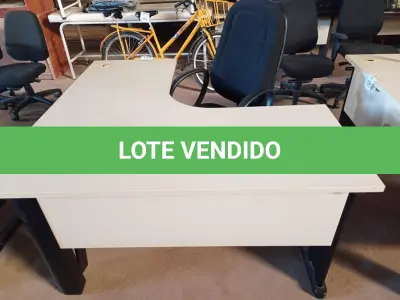 LOTE 254 - 01 MESA PARA ESCRITÓRIO COM TOMADAS INTERNA E 01 CADEIRA PRESIDENTE MARCA FLEGMA. (NO ESTADO) ATENÇÃO! FAZER A VISITAÇÃO ANTES DE ARREMATAR, NÃO SABEMOS SE FUNCIONA. LEILÃO NÃO TEM GARANTIA E NEM DEVOLUÇÃO, SUJEITO A POSSÍVEIS AVARIAS VISÍVEIS/OCULTAS E/OU AUSÊNCIA DE COMPONENTES.