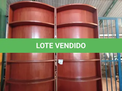 LOTE 257 - 02 ESTANTES EM MADEIRA. (NO ESTADO) ATENÇÃO! FAZER A VISITAÇÃO ANTES DE ARREMATAR, NÃO SABEMOS SE FUNCIONA. LEILÃO NÃO TEM GARANTIA E NEM DEVOLUÇÃO, SUJEITO A POSSÍVEIS AVARIAS VISÍVEIS/OCULTAS E/OU AUSÊNCIA DE COMPONENTES.