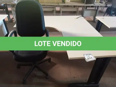 LOTE 253 - 01 MESA PARA ESCRITÓRIO COM TOMADAS INTERNA E 01 CADEIRA PRESIDENTE MARCA FLEGMA. (NO ESTADO) ATENÇÃO! FAZER A VISITAÇÃO ANTES DE ARREMATAR, NÃO SABEMOS SE FUNCIONA. LEILÃO NÃO TEM GARANTIA E NEM DEVOLUÇÃO, SUJEITO A POSSÍVEIS AVARIAS VISÍVEIS/OCULTAS E/OU AUSÊNCIA DE COMPONENTES.