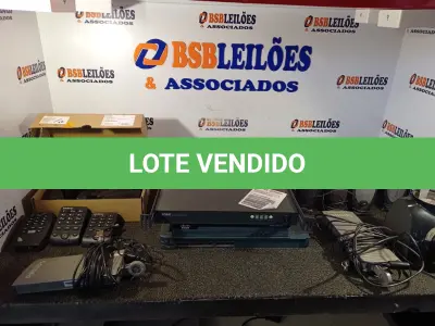 LOTE 093 - 03 SWITCHES, 02 ANTENAS DIGITAL PHILIPS, 01 CAIXA COM 12 HEADSATS, 01 BASE DE LIQUIDIFICADOR E VÁRIAS CAIXINHAS DE SOM. (NO ESTADO) ATENÇÃO! FAZER A VISITAÇÃO ANTES DE ARREMATAR, NÃO SABEMOS SE FUNCIONA. LEILÃO NÃO TEM GARANTIA E NEM DEVOLUÇÃO, SUJEITO A POSSÍVEIS AVARIAS VISÍVEIS/OCULTAS E/OU AUSÊNCIA DE COMPONENTES.