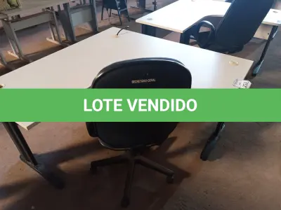 LOTE 253 - 01 MESA PARA ESCRITÓRIO COM TOMADAS INTERNA E 01 CADEIRA PRESIDENTE MARCA FLEGMA. (NO ESTADO) ATENÇÃO! FAZER A VISITAÇÃO ANTES DE ARREMATAR, NÃO SABEMOS SE FUNCIONA. LEILÃO NÃO TEM GARANTIA E NEM DEVOLUÇÃO, SUJEITO A POSSÍVEIS AVARIAS VISÍVEIS/OCULTAS E/OU AUSÊNCIA DE COMPONENTES.