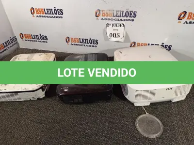 LOTE 085 - 03 PROJETORES MULTIMÍDIA MARCAS E MODELOS DIVERSOS COM AVARIAS. (NO ESTADO) ATENÇÃO! FAZER A VISITAÇÃO ANTES DE ARREMATAR, NÃO SABEMOS SE FUNCIONA. LEILÃO NÃO TEM GARANTIA E NEM DEVOLUÇÃO, SUJEITO A POSSÍVEIS AVARIAS VISÍVEIS/OCULTAS E/OU AUSÊNCIA DE COMPONENTES.