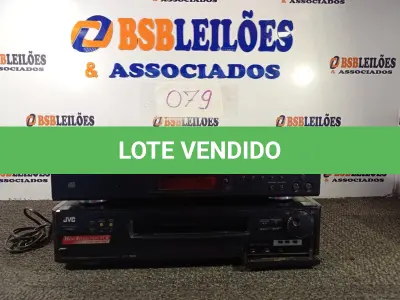 LOTE 079 - 01 DISC PLAYER CDC-585 YAMAHA E 01 APARELHO DE VIDEO CASSETE HR-S7100U JVC. (NO ESTADO) ATENÇÃO! FAZER A VISITAÇÃO ANTES DE ARREMATAR, NÃO SABEMOS SE FUNCIONA. LEILÃO NÃO TEM GARANTIA E NEM DEVOLUÇÃO, SUJEITO A POSSÍVEIS AVARIAS VISÍVEIS/OCULTAS E/OU AUSÊNCIA DE COMPONENTES.