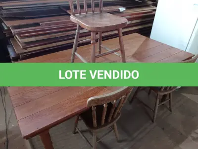 LOTE 293 - 01 MESA EM MADEIRA COM 03 CADEIRAS. (NO ESTADO) ATENÇÃO! FAZER A VISITAÇÃO ANTES DE ARREMATAR, NÃO SABEMOS SE FUNCIONA. LEILÃO NÃO TEM GARANTIA E NEM DEVOLUÇÃO, SUJEITO A POSSÍVEIS AVARIAS VISÍVEIS/OCULTAS E/OU AUSÊNCIA DE COMPONENTES.