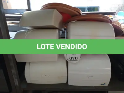 LOTE 070 - 05 DISPENSES E 03 TAMPAS DE VASO SANITÁRIO. (NO ESTADO) ATENÇÃO! FAZER A VISITAÇÃO ANTES DE ARREMATAR, NÃO SABEMOS SE FUNCIONA. LEILÃO NÃO TEM GARANTIA E NEM DEVOLUÇÃO, SUJEITO A POSSÍVEIS AVARIAS VISÍVEIS/OCULTAS E/OU AUSÊNCIA DE COMPONENTES.