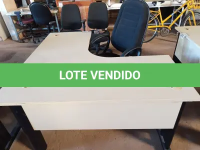 LOTE 253 - 01 MESA PARA ESCRITÓRIO COM TOMADAS INTERNA E 01 CADEIRA PRESIDENTE MARCA FLEGMA. (NO ESTADO) ATENÇÃO! FAZER A VISITAÇÃO ANTES DE ARREMATAR, NÃO SABEMOS SE FUNCIONA. LEILÃO NÃO TEM GARANTIA E NEM DEVOLUÇÃO, SUJEITO A POSSÍVEIS AVARIAS VISÍVEIS/OCULTAS E/OU AUSÊNCIA DE COMPONENTES.
