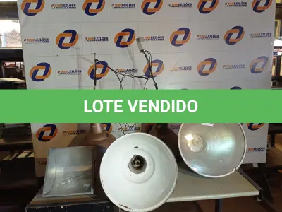LOTE 069 - 05 LUMINÁRIAS. (NO ESTADO) ATENÇÃO! FAZER A VISITAÇÃO ANTES DE ARREMATAR, NÃO SABEMOS SE FUNCIONA. LEILÃO NÃO TEM GARANTIA E NEM DEVOLUÇÃO, SUJEITO A POSSÍVEIS AVARIAS VISÍVEIS/OCULTAS E/OU AUSÊNCIA DE COMPONENTES.