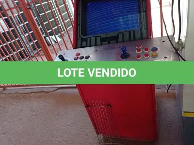 LOTE 298 - 01 MÁQUINA DE JOGOS FLIPERAMA. (NO ESTADO) ATENÇÃO! FAZER A VISITAÇÃO ANTES DE ARREMATAR, NÃO SABEMOS SE FUNCIONA. LEILÃO NÃO TEM GARANTIA E NEM DEVOLUÇÃO, SUJEITO A POSSÍVEIS AVARIAS VISÍVEIS/OCULTAS E/OU AUSÊNCIA DE COMPONENTES.