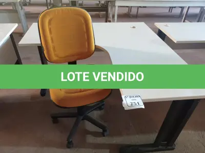 LOTE 251 - 01 MESA PARA ESCRITÓRIO COM TOMADAS INTERNA E 01 CADEIRA MARCA FLEGMA NA COR AMARELA. (NO ESTADO) ATENÇÃO! FAZER A VISITAÇÃO ANTES DE ARREMATAR, NÃO SABEMOS SE FUNCIONA. LEILÃO NÃO TEM GARANTIA E NEM DEVOLUÇÃO, SUJEITO A POSSÍVEIS AVARIAS VISÍVEIS/OCULTAS E/OU AUSÊNCIA DE COMPONENTES.