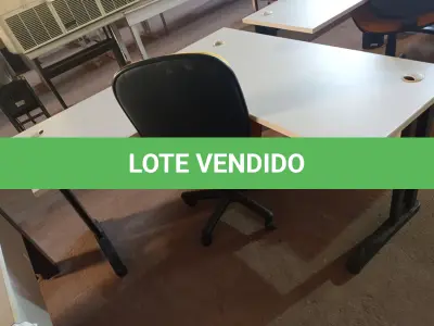 LOTE 251 - 01 MESA PARA ESCRITÓRIO COM TOMADAS INTERNA E 01 CADEIRA MARCA FLEGMA NA COR AMARELA. (NO ESTADO) ATENÇÃO! FAZER A VISITAÇÃO ANTES DE ARREMATAR, NÃO SABEMOS SE FUNCIONA. LEILÃO NÃO TEM GARANTIA E NEM DEVOLUÇÃO, SUJEITO A POSSÍVEIS AVARIAS VISÍVEIS/OCULTAS E/OU AUSÊNCIA DE COMPONENTES.