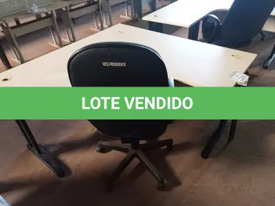 LOTE 254 - 01 MESA PARA ESCRITÓRIO COM TOMADAS INTERNA E 01 CADEIRA PRESIDENTE MARCA FLEGMA. (NO ESTADO) ATENÇÃO! FAZER A VISITAÇÃO ANTES DE ARREMATAR, NÃO SABEMOS SE FUNCIONA. LEILÃO NÃO TEM GARANTIA E NEM DEVOLUÇÃO, SUJEITO A POSSÍVEIS AVARIAS VISÍVEIS/OCULTAS E/OU AUSÊNCIA DE COMPONENTES.