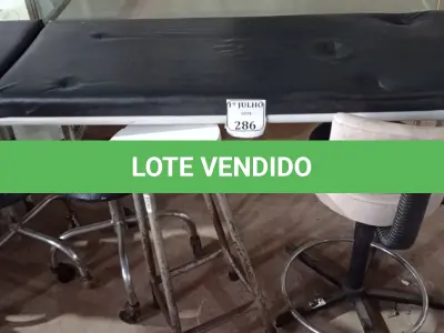 LOTE 286 - 01 MACA E 04 BANQUETAS. (NO ESTADO) ATENÇÃO! FAZER A VISITAÇÃO ANTES DE ARREMATAR, NÃO SABEMOS SE FUNCIONA. LEILÃO NÃO TEM GARANTIA E NEM DEVOLUÇÃO, SUJEITO A POSSÍVEIS AVARIAS VISÍVEIS/OCULTAS E/OU AUSÊNCIA DE COMPONENTES.
