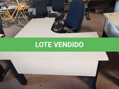 LOTE 255 - 01 MESA PARA ESCRITÓRIO COM TOMADAS INTERNA E 01 CADEIRA PRESIDENTE MARCA FLEGMA. (NO ESTADO) ATENÇÃO! FAZER A VISITAÇÃO ANTES DE ARREMATAR, NÃO SABEMOS SE FUNCIONA. LEILÃO NÃO TEM GARANTIA E NEM DEVOLUÇÃO, SUJEITO A POSSÍVEIS AVARIAS VISÍVEIS/OCULTAS E/OU AUSÊNCIA DE COMPONENTES.
