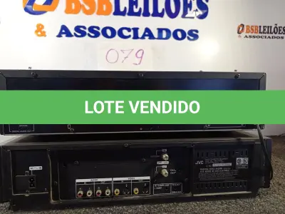 LOTE 079 - 01 DISC PLAYER CDC-585 YAMAHA E 01 APARELHO DE VIDEO CASSETE HR-S7100U JVC. (NO ESTADO) ATENÇÃO! FAZER A VISITAÇÃO ANTES DE ARREMATAR, NÃO SABEMOS SE FUNCIONA. LEILÃO NÃO TEM GARANTIA E NEM DEVOLUÇÃO, SUJEITO A POSSÍVEIS AVARIAS VISÍVEIS/OCULTAS E/OU AUSÊNCIA DE COMPONENTES.
