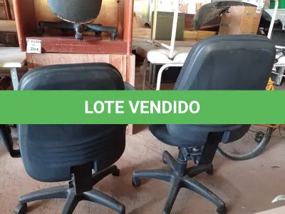 LOTE 299 - 02 CADEIRAS PARA ESCRITÓRIO COM PÉS GIRATÓRIOS. (NO ESTADO) ATENÇÃO! FAZER A VISITAÇÃO ANTES DE ARREMATAR, NÃO SABEMOS SE FUNCIONA. LEILÃO NÃO TEM GARANTIA E NEM DEVOLUÇÃO, SUJEITO A POSSÍVEIS AVARIAS VISÍVEIS/OCULTAS E/OU AUSÊNCIA DE COMPONENTES.