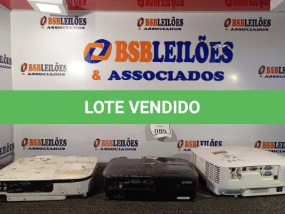 LOTE 085 - 03 PROJETORES MULTIMÍDIA MARCAS E MODELOS DIVERSOS COM AVARIAS. (NO ESTADO) ATENÇÃO! FAZER A VISITAÇÃO ANTES DE ARREMATAR, NÃO SABEMOS SE FUNCIONA. LEILÃO NÃO TEM GARANTIA E NEM DEVOLUÇÃO, SUJEITO A POSSÍVEIS AVARIAS VISÍVEIS/OCULTAS E/OU AUSÊNCIA DE COMPONENTES.