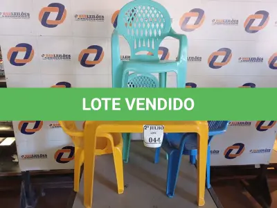 LOTE 044 - 01 MESA DE PLÁSTICO COM 04 CADEIRAS INFANTIL. (NO ESTADO) ATENÇÃO! FAZER A VISITAÇÃO ANTES DE ARREMATAR, NÃO SABEMOS SE FUNCIONA. LEILÃO NÃO TEM GARANTIA E NEM DEVOLUÇÃO, SUJEITO A POSSÍVEIS AVARIAS VISÍVEIS/OCULTAS E/OU AUSÊNCIA DE COMPONENTES.