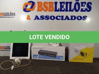 LOTE 373 - 01 IPAD 32GB  SERIE DMPHHUPEDVD2 MODELO A1416 ,01 VÍDEOS ÁUDIO SPLITTER E 01 PROJETOR DE LED (NO ESTADO) ATENÇÃO! FAZER A VISITAÇÃO ANTES DE ARREMATAR, NÃO SABEMOS SE FUNCIONA. LEILÃO NÃO TEM GARANTIA E NEM DEVOLUÇÃO, SUJEITO A POSSÍVEIS AVARIAS VISÍVEIS/OCULTAS E/OU AUSÊNCIA DE COMPONENTES.