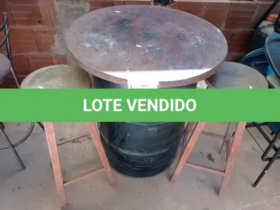 LOTE 396 - 01 MESA DE TAMBOR E 02 BANQUETAS EM MADEIRA (NO ESTADO) ATENÇÃO! FAZER A VISITAÇÃO ANTES DE ARREMATAR, NÃO SABEMOS SE FUNCIONA. LEILÃO NÃO TEM GARANTIA E NEM DEVOLUÇÃO, SUJEITO A POSSÍVEIS AVARIAS VISÍVEIS/OCULTAS E/OU AUSÊNCIA DE COMPONENTES.