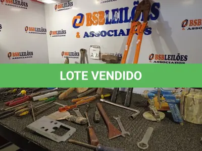 LOTE 249 - 01 CAIXA COM FERRAMENTAS DIVERSAS (NO ESTADO) ATENÇÃO! FAZER A VISITAÇÃO ANTES DE ARREMATAR, NÃO SABEMOS SE FUNCIONA. LEILÃO NÃO TEM GARANTIA E NEM DEVOLUÇÃO, SUJEITO A POSSÍVEIS AVARIAS VISÍVEIS/OCULTAS E/OU AUSÊNCIA DE COMPONENTES.