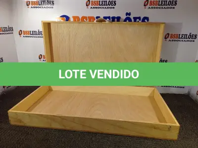 LOTE 154 - 01 CAIXA EM MADEIRA (NO ESTADO) ATENÇÃO! FAZER A VISITAÇÃO ANTES DE ARREMATAR, NÃO SABEMOS SE FUNCIONA. LEILÃO NÃO TEM GARANTIA E NEM DEVOLUÇÃO, SUJEITO A POSSÍVEIS AVARIAS VISÍVEIS/OCULTAS E/OU AUSÊNCIA DE COMPONENTES.