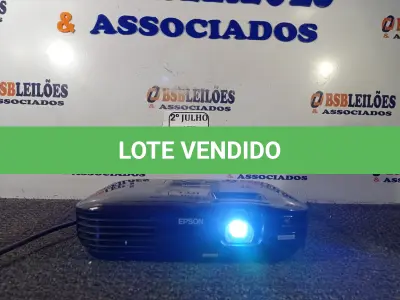 LOTE 348 - 01 PROJETOR EPSON HDMI (NO ESTADO) ATENÇÃO! FAZER A VISITAÇÃO ANTES DE ARREMATAR, NÃO SABEMOS SE FUNCIONA. LEILÃO NÃO TEM GARANTIA E NEM DEVOLUÇÃO, SUJEITO A POSSÍVEIS AVARIAS VISÍVEIS/OCULTAS E/OU AUSÊNCIA DE COMPONENTES.