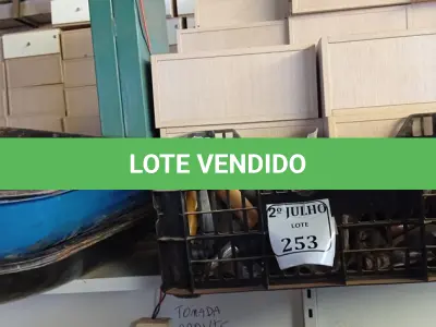 LOTE 253 - 05 CUBAS PARA CARRINHO DE MÃO E CAIXA COM PEÇAS (NO ESTADO) ATENÇÃO! FAZER A VISITAÇÃO ANTES DE ARREMATAR, NÃO SABEMOS SE FUNCIONA. LEILÃO NÃO TEM GARANTIA E NEM DEVOLUÇÃO, SUJEITO A POSSÍVEIS AVARIAS VISÍVEIS/OCULTAS E/OU AUSÊNCIA DE COMPONENTES.
