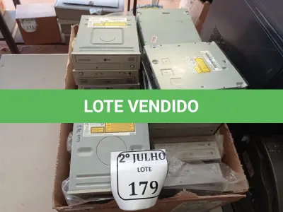 LOTE 179 - 01 CAIXA COM DRIVE CD-ROM (NO ESTADO) ATENÇÃO! FAZER A VISITAÇÃO ANTES DE ARREMATAR, NÃO SABEMOS SE FUNCIONA. LEILÃO NÃO TEM GARANTIA E NEM DEVOLUÇÃO, SUJEITO A POSSÍVEIS AVARIAS VISÍVEIS/OCULTAS E/OU AUSÊNCIA DE COMPONENTES.