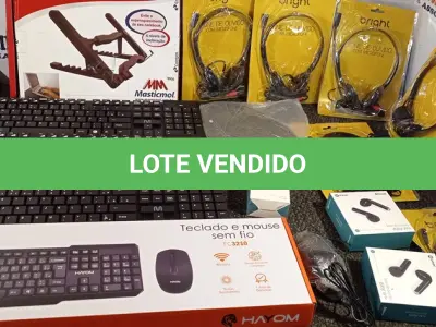 LOTE 329 - 01 CAIXA COM TECLADOS, MOUSE ,PERIFÉRICOS DIVERSOS E FONES DE OUVIDO DIVERSOS  (NO ESTADO) ATENÇÃO! FAZER A VISITAÇÃO ANTES DE ARREMATAR, NÃO SABEMOS SE FUNCIONA. LEILÃO NÃO TEM GARANTIA E NEM DEVOLUÇÃO, SUJEITO A POSSÍVEIS AVARIAS VISÍVEIS/OCULTAS E/OU AUSÊNCIA DE COMPONENTES.