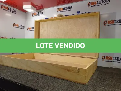 LOTE 154 - 01 CAIXA EM MADEIRA (NO ESTADO) ATENÇÃO! FAZER A VISITAÇÃO ANTES DE ARREMATAR, NÃO SABEMOS SE FUNCIONA. LEILÃO NÃO TEM GARANTIA E NEM DEVOLUÇÃO, SUJEITO A POSSÍVEIS AVARIAS VISÍVEIS/OCULTAS E/OU AUSÊNCIA DE COMPONENTES.