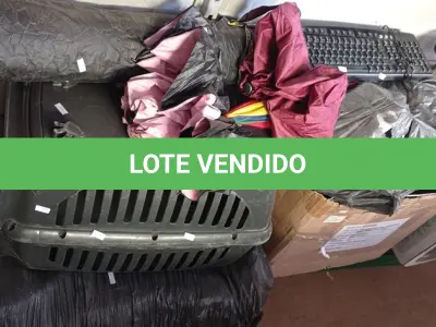 LOTE 301 - 01 CAIXA COM VÁRIAS GARRAFAS DIVERSAS ,01 CAIXAS COM TECLADOS ,01 CASA DE TRANSPORTE PARA PETS , 01 TAPETE , ADESIVOS DIVERSOS E 04 GUARDA-CHUVAS (NO ESTADO) ATENÇÃO! FAZER A VISITAÇÃO ANTES DE ARREMATAR, NÃO SABEMOS SE FUNCIONA. LEILÃO NÃO TEM GARANTIA E NEM DEVOLUÇÃO, SUJEITO A POSSÍVEIS AVARIAS VISÍVEIS/OCULTAS E/OU AUSÊNCIA DE COMPONENTES.