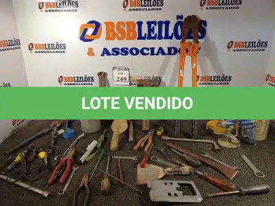 LOTE 249 - 01 CAIXA COM FERRAMENTAS DIVERSAS (NO ESTADO) ATENÇÃO! FAZER A VISITAÇÃO ANTES DE ARREMATAR, NÃO SABEMOS SE FUNCIONA. LEILÃO NÃO TEM GARANTIA E NEM DEVOLUÇÃO, SUJEITO A POSSÍVEIS AVARIAS VISÍVEIS/OCULTAS E/OU AUSÊNCIA DE COMPONENTES.