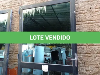 LOTE 426 - 01 PORTA EM ALUMÍNIO COM VIDRO BRINDADO (NO ESTADO) ATENÇÃO! FAZER A VISITAÇÃO ANTES DE ARREMATAR, NÃO SABEMOS SE FUNCIONA. LEILÃO NÃO TEM GARANTIA E NEM DEVOLUÇÃO, SUJEITO A POSSÍVEIS AVARIAS VISÍVEIS/OCULTAS E/OU AUSÊNCIA DE COMPONENTES.
