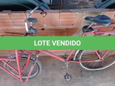 LOTE 409 - 01 BICICLETA ARO 26 CARGUEIRA VERMELHA (NO ESTADO) ATENÇÃO! FAZER A VISITAÇÃO ANTES DE ARREMATAR, NÃO SABEMOS SE FUNCIONA. LEILÃO NÃO TEM GARANTIA E NEM DEVOLUÇÃO, SUJEITO A POSSÍVEIS AVARIAS VISÍVEIS/OCULTAS E/OU AUSÊNCIA DE COMPONENTES.