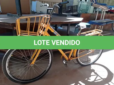 LOTE 416 - 01 BICICLETA AMARELA COM CESTO E GARUPA COM  ARO 26 (NO ESTADO) ATENÇÃO! FAZER A VISITAÇÃO ANTES DE ARREMATAR, NÃO SABEMOS SE FUNCIONA. LEILÃO NÃO TEM GARANTIA E NEM DEVOLUÇÃO, SUJEITO A POSSÍVEIS AVARIAS VISÍVEIS/OCULTAS E/OU AUSÊNCIA DE COMPONENTES.