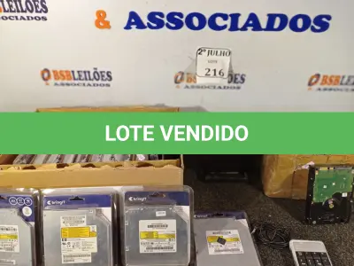 LOTE 216 - 07 HDS DIVERSOS ,10 BASES INFERIORES CAP 07,01 HD EXTERNO E 06 ADAPTADORES DE CARDDY (NO ESTADO) ATENÇÃO! FAZER A VISITAÇÃO ANTES DE ARREMATAR, NÃO SABEMOS SE FUNCIONA. LEILÃO NÃO TEM GARANTIA E NEM DEVOLUÇÃO, SUJEITO A POSSÍVEIS AVARIAS VISÍVEIS/OCULTAS E/OU AUSÊNCIA DE COMPONENTES.