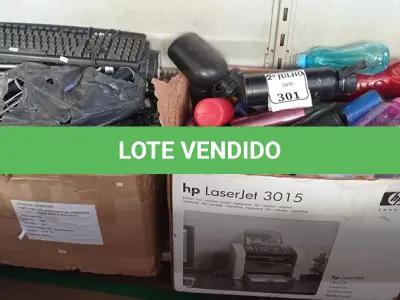 LOTE 301 - 01 CAIXA COM VÁRIAS GARRAFAS DIVERSAS ,01 CAIXAS COM TECLADOS ,01 CASA DE TRANSPORTE PARA PETS , 01 TAPETE , ADESIVOS DIVERSOS E 04 GUARDA-CHUVAS (NO ESTADO) ATENÇÃO! FAZER A VISITAÇÃO ANTES DE ARREMATAR, NÃO SABEMOS SE FUNCIONA. LEILÃO NÃO TEM GARANTIA E NEM DEVOLUÇÃO, SUJEITO A POSSÍVEIS AVARIAS VISÍVEIS/OCULTAS E/OU AUSÊNCIA DE COMPONENTES.