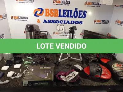 LOTE 319 - 07 QUADROS PARA CERTIFICADOS, 02 GARRAFAS DE CAFÉ ,02 PAR DE LUVA PARA BOXER ,01 SACO MILITAR VEDADO ,07 FONES DE OUVIDO ,01 TRIPÉ PARA TELEFONE ,01TRIPÉ PARA CÂMERA , 10 DISCOS DE VINIL ,04 LUVAS PARA TREINO DE ACADEMIA ,01 CONTROLE GAME , 04 ÓCULOS ,01 CENTRE ARM   (NO ESTADO) ATENÇÃO! FAZER A VISITAÇÃO ANTES DE ARREMATAR, NÃO SABEMOS SE FUNCIONA. LEILÃO NÃO TEM GARANTIA E NEM DEVOLUÇÃO, SUJEITO A POSSÍVEIS AVARIAS VISÍVEIS/OCULTAS E/OU AUSÊNCIA DE COMPONENTES.