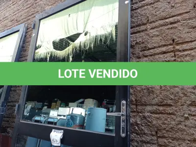 LOTE 426 - 01 PORTA EM ALUMÍNIO COM VIDRO BRINDADO (NO ESTADO) ATENÇÃO! FAZER A VISITAÇÃO ANTES DE ARREMATAR, NÃO SABEMOS SE FUNCIONA. LEILÃO NÃO TEM GARANTIA E NEM DEVOLUÇÃO, SUJEITO A POSSÍVEIS AVARIAS VISÍVEIS/OCULTAS E/OU AUSÊNCIA DE COMPONENTES.