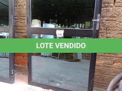 LOTE 426 - 01 PORTA EM ALUMÍNIO COM VIDRO BRINDADO (NO ESTADO) ATENÇÃO! FAZER A VISITAÇÃO ANTES DE ARREMATAR, NÃO SABEMOS SE FUNCIONA. LEILÃO NÃO TEM GARANTIA E NEM DEVOLUÇÃO, SUJEITO A POSSÍVEIS AVARIAS VISÍVEIS/OCULTAS E/OU AUSÊNCIA DE COMPONENTES.